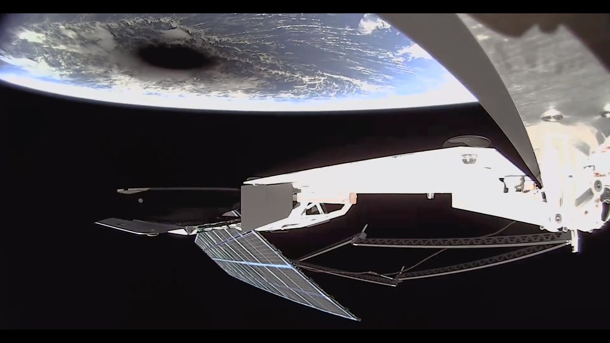 Супутники зафіксували, як виглядало повне сонячне затемнення із космосу: унікальні кадри